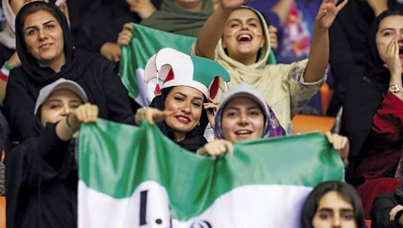 伊朗女球迷可現場看某些球賽，唯獨嚴禁足球40年；這次開放觀賽仍有不同門口進出、觀眾席分開等限制。